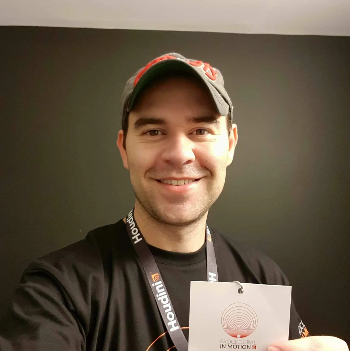 Miguel sonriendo mientras muestra una tarjeta de indetificacion de Houdini.